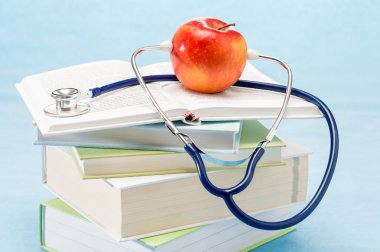 tıbbi sağlık stetoskop ve elma