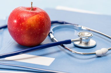 Kırmızı elma ve sağlık stetoskop heathcare