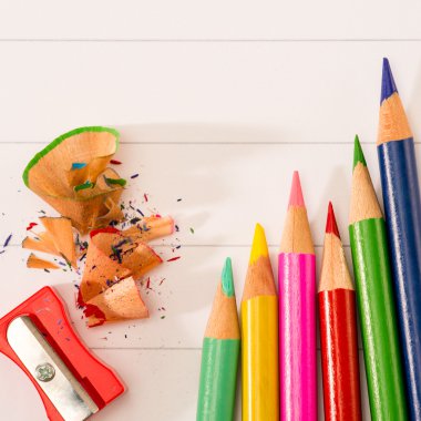 renkli kalemler ve kalemtıraş tıraş