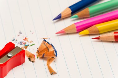 renkli kalemler ve kalemtıraş tıraş