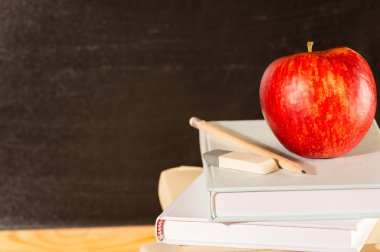 geleneksel akademik çalışma okul kitapları ve elma
