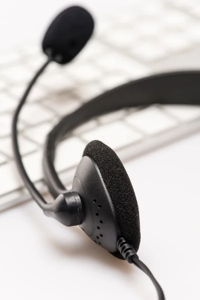 Headset de escritório com teclado de microfone na mesa — Fotografia de Stock