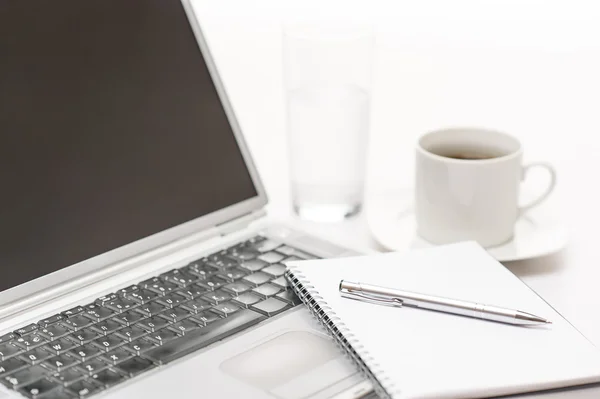 Office desk laptop with notepad and pen — Stock Photo, Image