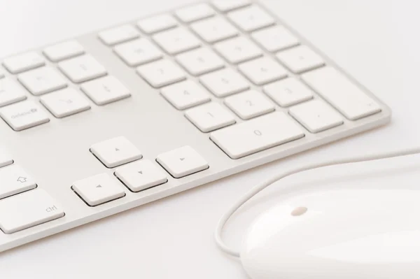 Teclado branco com mouse de computador — Fotografia de Stock