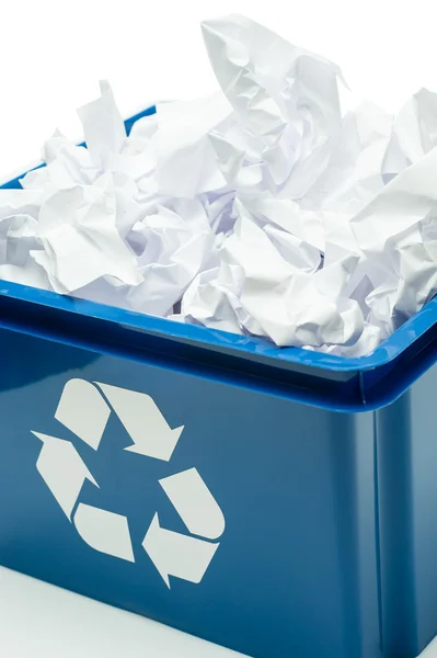 Modré recyklace bin box s papírový odpad — Stock fotografie