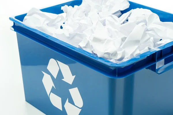 Boîte poubelle de recyclage bleue avec déchets de papier — Photo