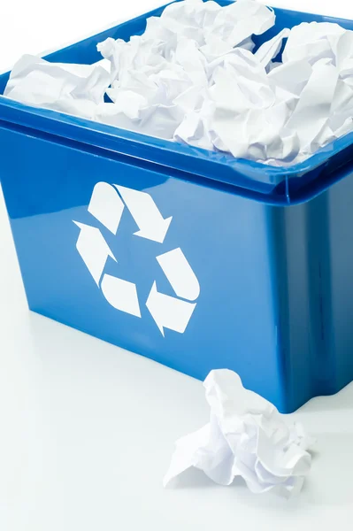 Caixa de reciclagem azul com lixeira de papel — Fotografia de Stock