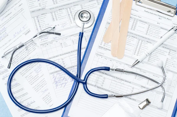 Equipamentos médicos na mesa de consultório do médico — Fotografia de Stock