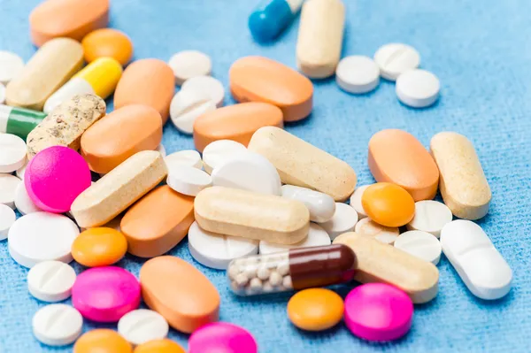 Color píldoras medicamentosas cápsulas derramadas — Foto de Stock