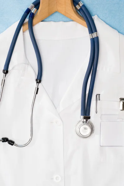 Медицинский халат висит на вешалке стетоскопа — стоковое фото