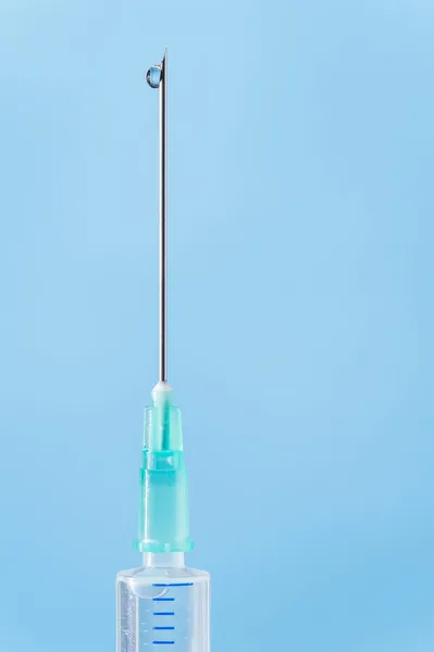 Medical syringe drop falling from needle — Stock Photo, Image