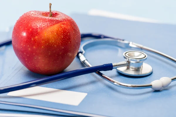 Heathcare mela rossa e stetoscopio medico — Foto Stock