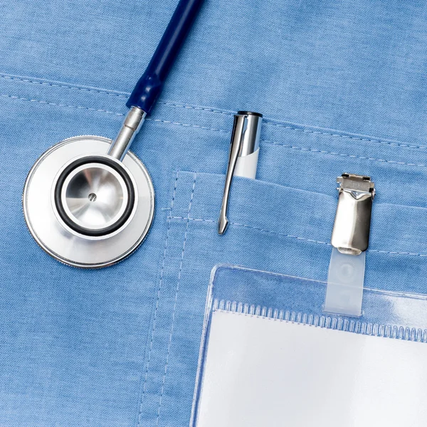 Etiqueta de identificación del médico en la bata de laboratorio — Foto de Stock