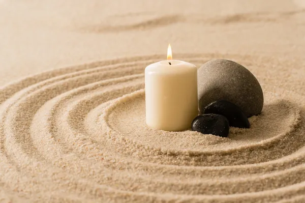 Kuratmosphäre Kerze Zen-Steine im Sand — Stockfoto