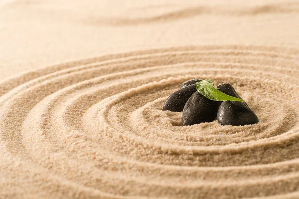 Spa nog aard zen stenen in zand — Stockfoto