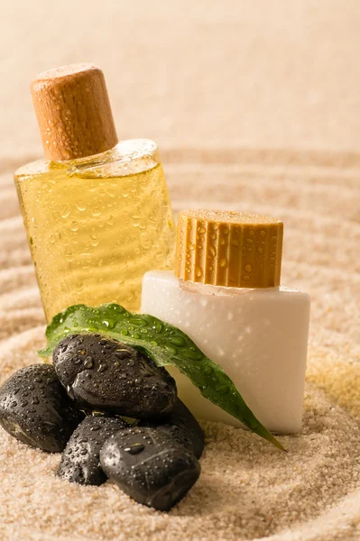 Productos cosméticos de terapia de spa con piedras zen —  Fotos de Stock