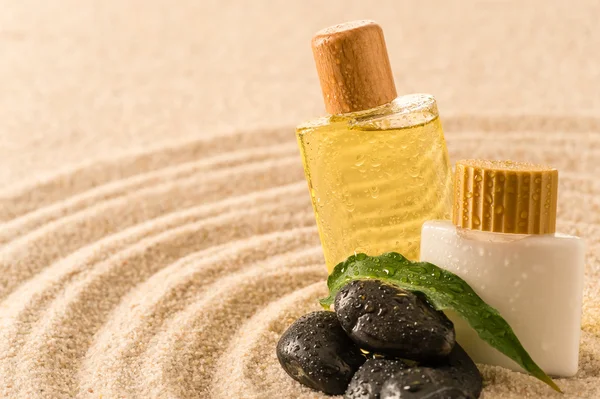 Productos cosméticos de terapia de spa con piedras zen —  Fotos de Stock