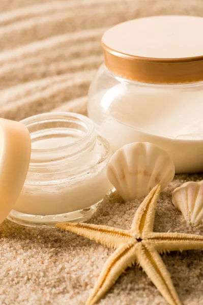 Spa body cream seashell star on sand — Stock Photo, Image