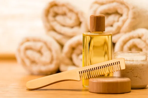 Spa productos para el cuidado corporal peine de pelo de madera — Foto de Stock