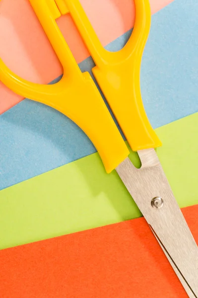 Цветная бумага с ножницами — стоковое фото