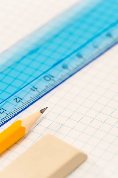 Geometria escolar fornece lápis, borracha e régua — Fotografia de Stock