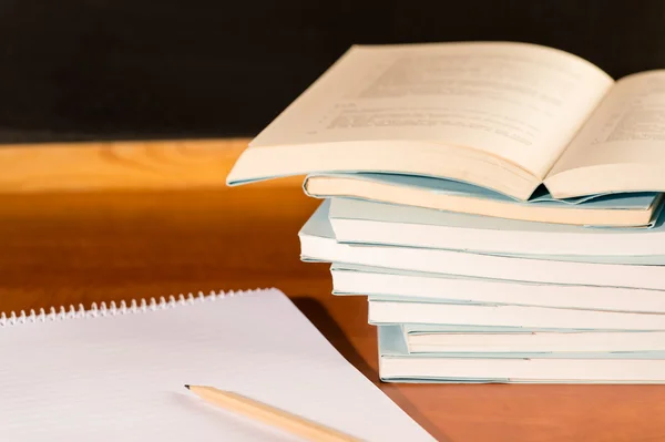 Libri scolastici accademici su scrivania in legno — Foto Stock