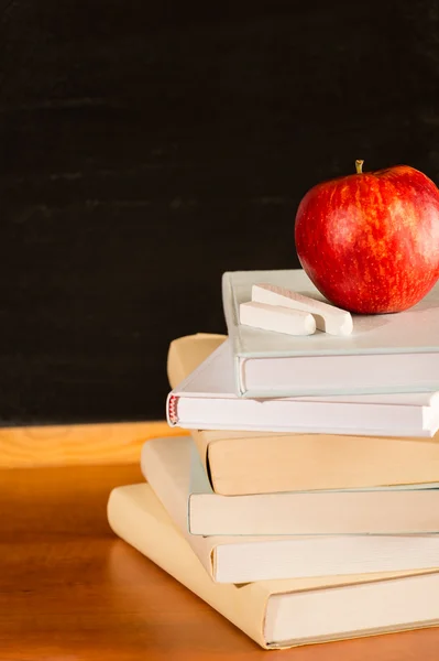 Παραδοσιακά ακαδημαϊκής μελέτης σχολικά βιβλία και μήλο — Φωτογραφία Αρχείου