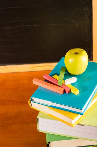 Tillbaka till skolböcker och äpple — Stockfoto