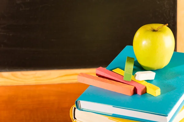 Voltar aos livros escolares e maçã — Fotografia de Stock