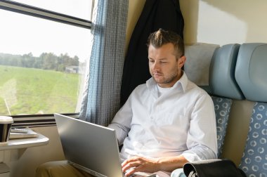 adamı kullanarak dizüstü seyahat tren ile commuting