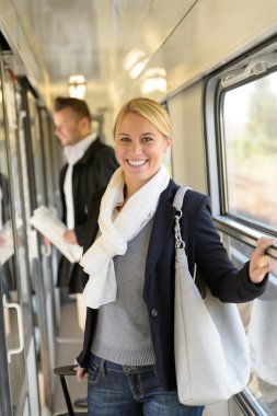 Tren Hall Bagaj ile gülümseyen kadın