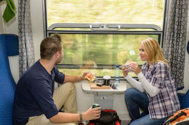 Tren pencere yemek dışarı arayan adam