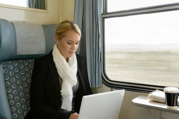 Frau mit Laptop im Zug unterwegs — Stockfoto