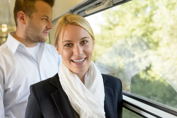 Mujer sonriendo en tren hombre enfoque selectivo — Foto de Stock