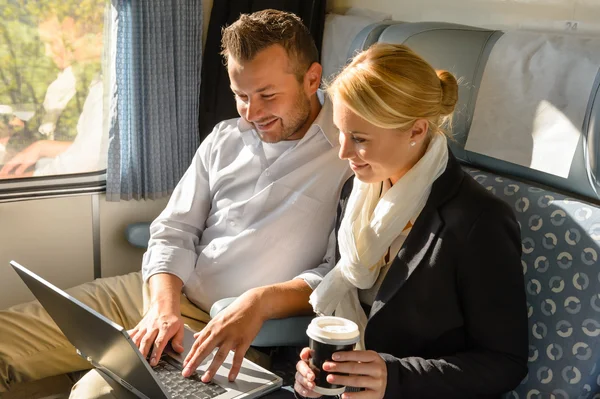 Femme et homme se détendre dans le train ordinateur portable — Photo