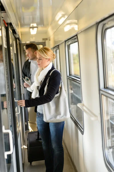 Mulher abrindo a porta do compartimento do trem — Fotografia de Stock