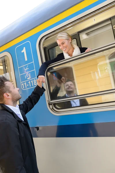 Kvinnan lämnar med tåg man farväl par — Stockfoto