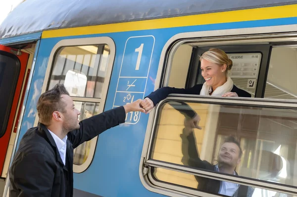 Donna che parte con il treno uomo tenendosi per mano — Foto Stock