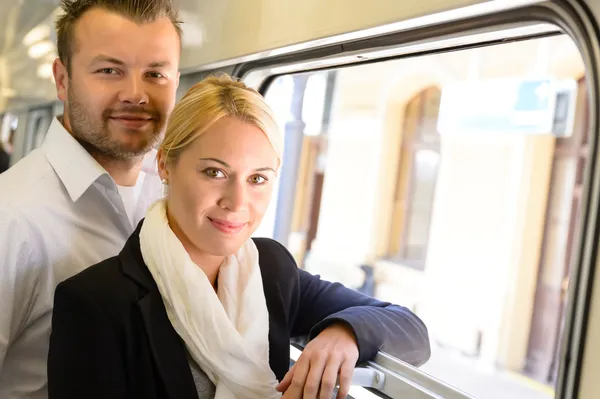 Vrouw en man permanent door trein venster — Stockfoto