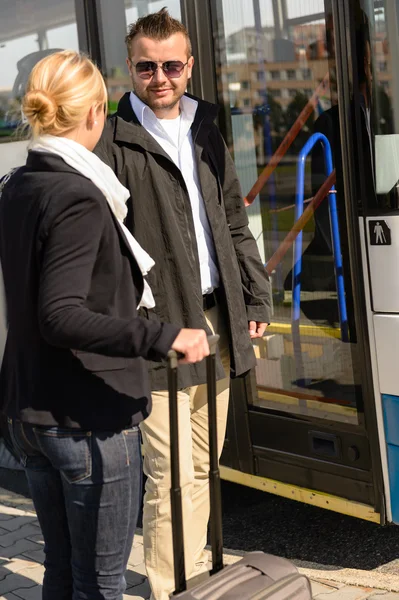 女と男のバス駅で話しています。 — ストック写真