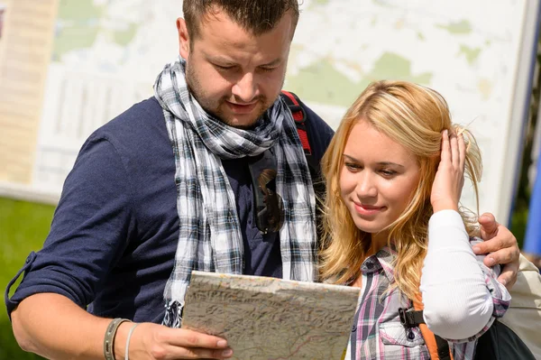 Pár na konec města při pohledu na mapu — Stock fotografie