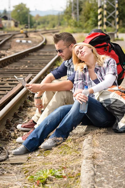 女性が男の肩のバックパック旅行で休んで — ストック写真