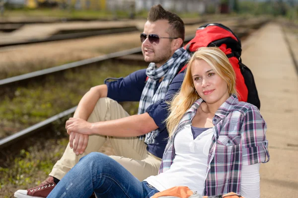 Couple backpack traveling resting on railroad trip — Stock Photo, Image