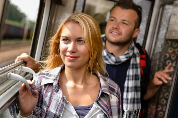 Pareja en tren mirando por la ventana — Foto de Stock