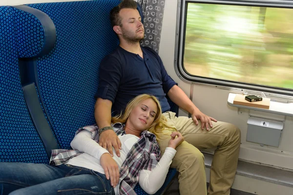 Paar schläft im Zug Frau macht Urlaub — Stockfoto