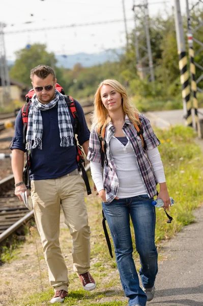 Пара прогулок с рюкзаком на вокзале Лицензионные Стоковые Изображения