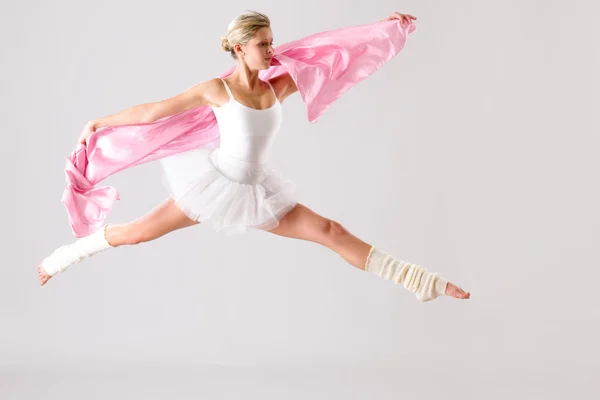 Adorável bailarino de ballet saltando exercício em estúdio — Fotografia de Stock