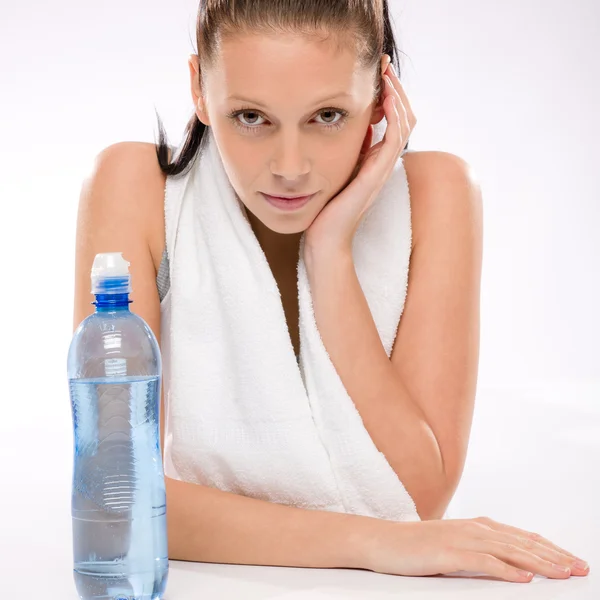 Portrait of woman with chin on hand — Stock Photo, Image