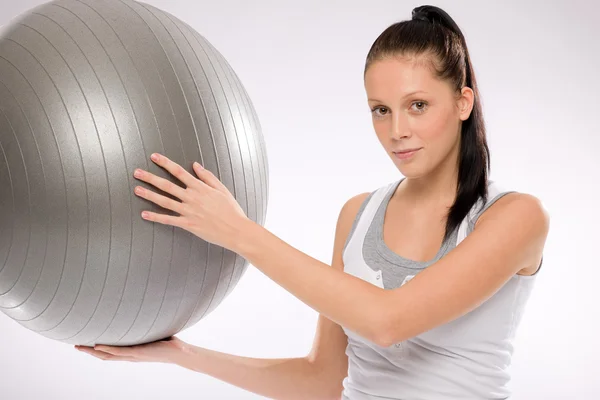 Mujer sosteniendo pelota de fitness sobre fondo blanco — Foto de Stock