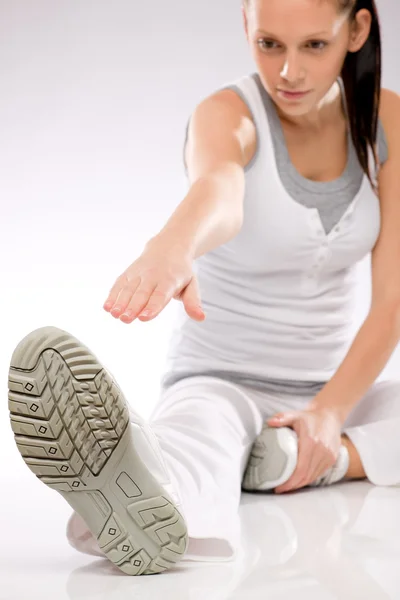 Mujer joven haciendo ejercicios sobre fondo blanco Imagen de stock
